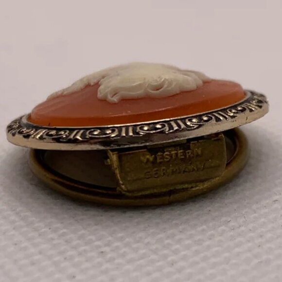 2 Vintage Scarf Clips - MOP Faux Cameo on Coral and Contemporary Gold tone - Picture 4 of 7